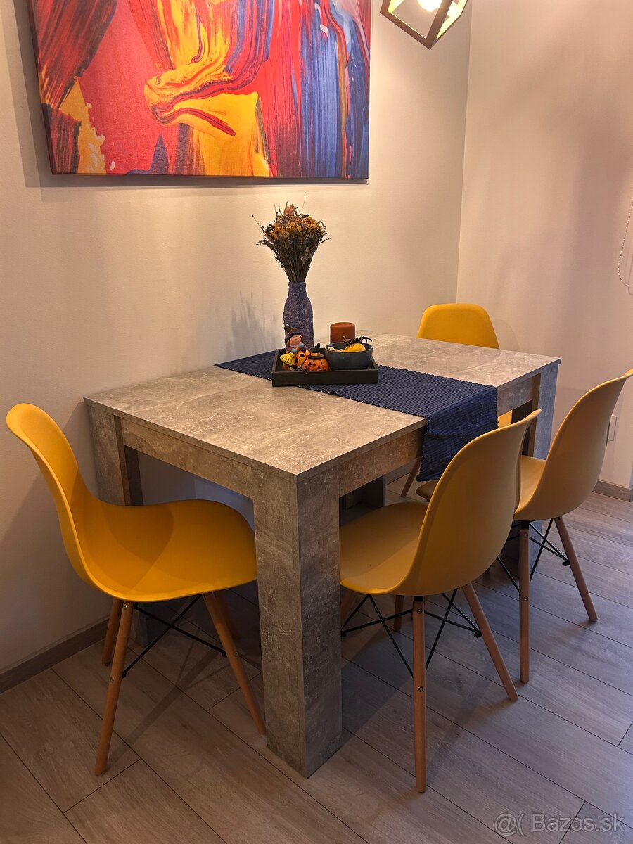 Jedálenský stôl a 4 stoličky