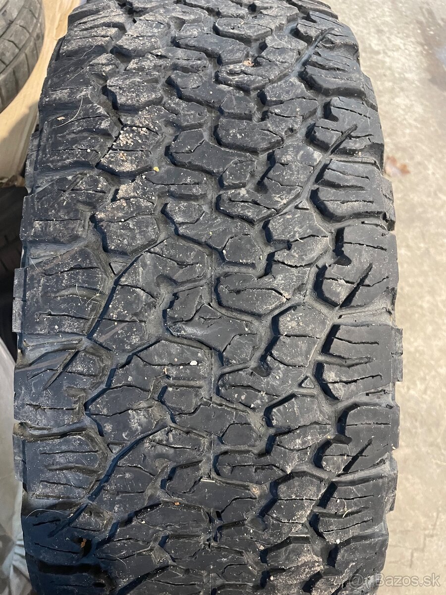 Bf goodrich all terrain ko2 lt285/70r17