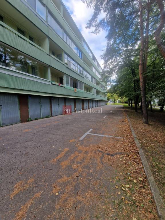 Garáž samostatná, voda, elektrina, kúrenie Rača - Novohorská