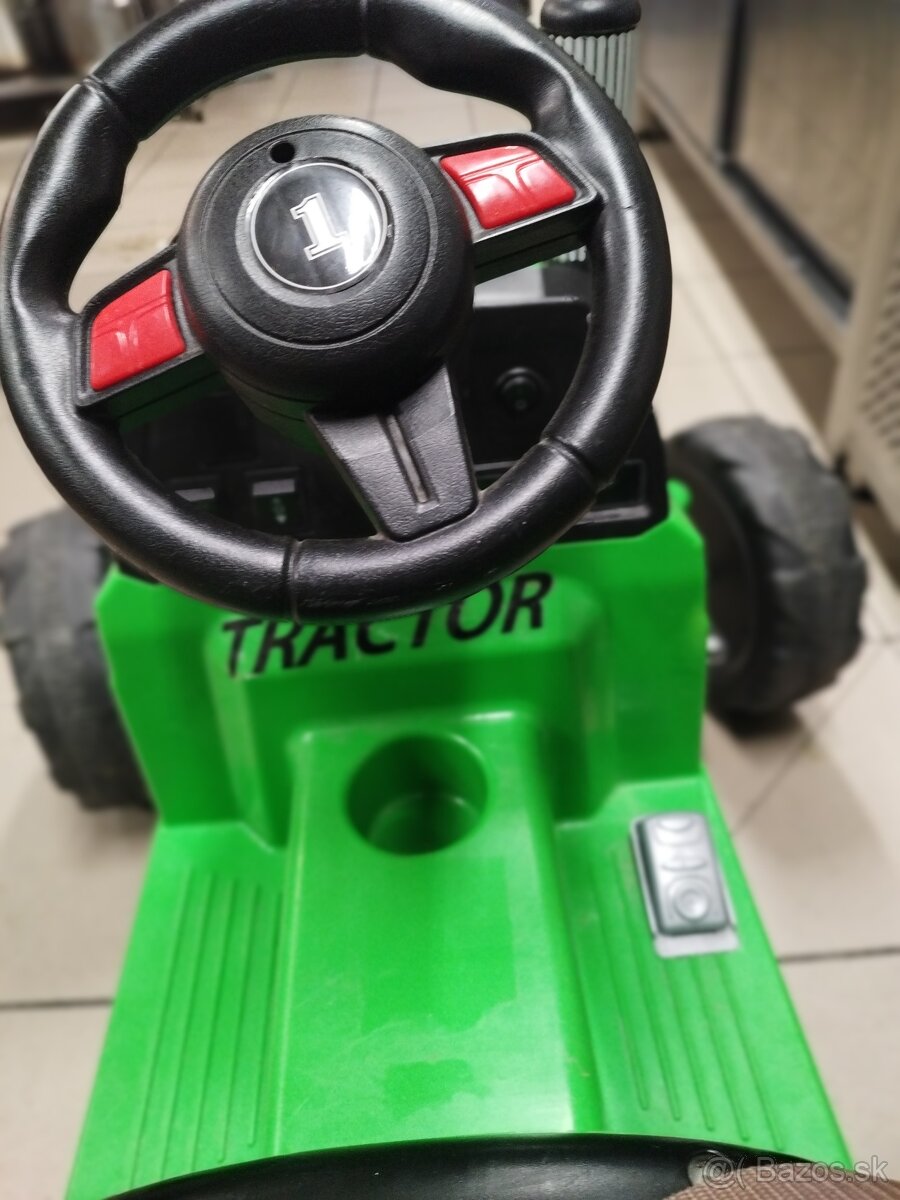 Elektrický traktor s vlečkou