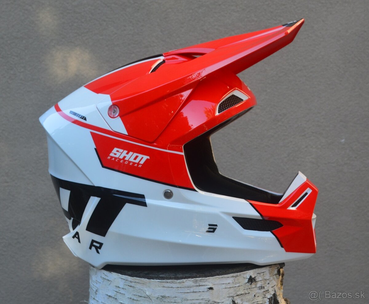 Prilba červená biela shot