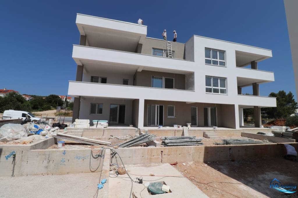 Vodice - novostavba s vlastnou záhradou a skladom