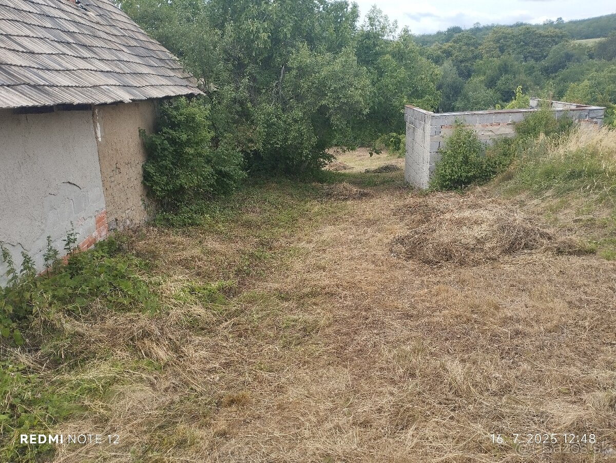 Predám slnečný pozemok s chalúpkou