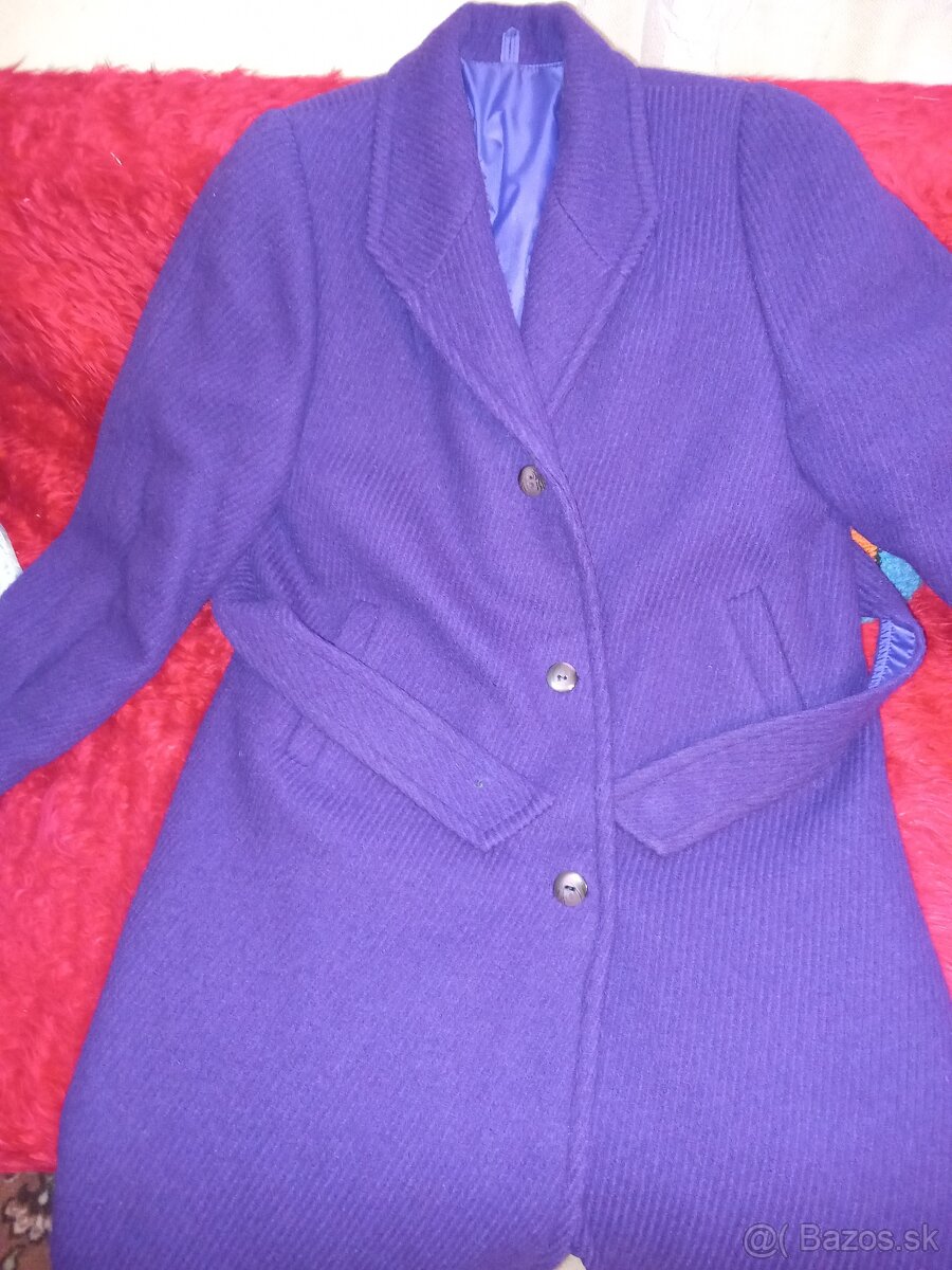 💜 Predám elegantný dámsky kabát v krásnej fialovej farbe