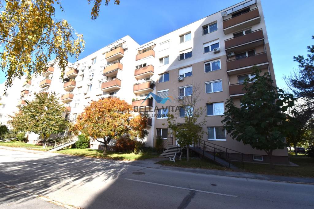 EXKLUZÍVNE Priestranný 2-izbový byt s balkónom v centre Gala