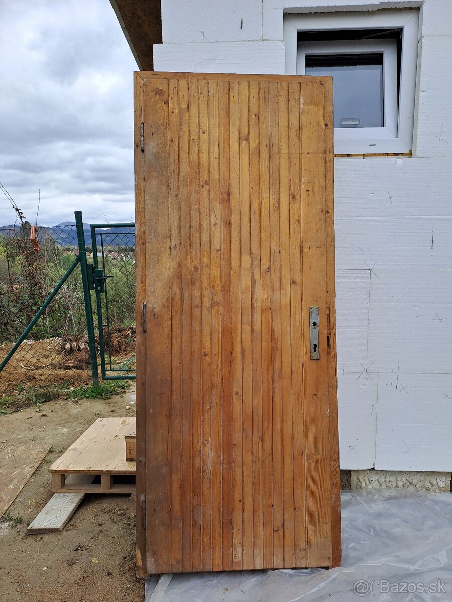 Drevené  Dvere Vchodové so zárubňou