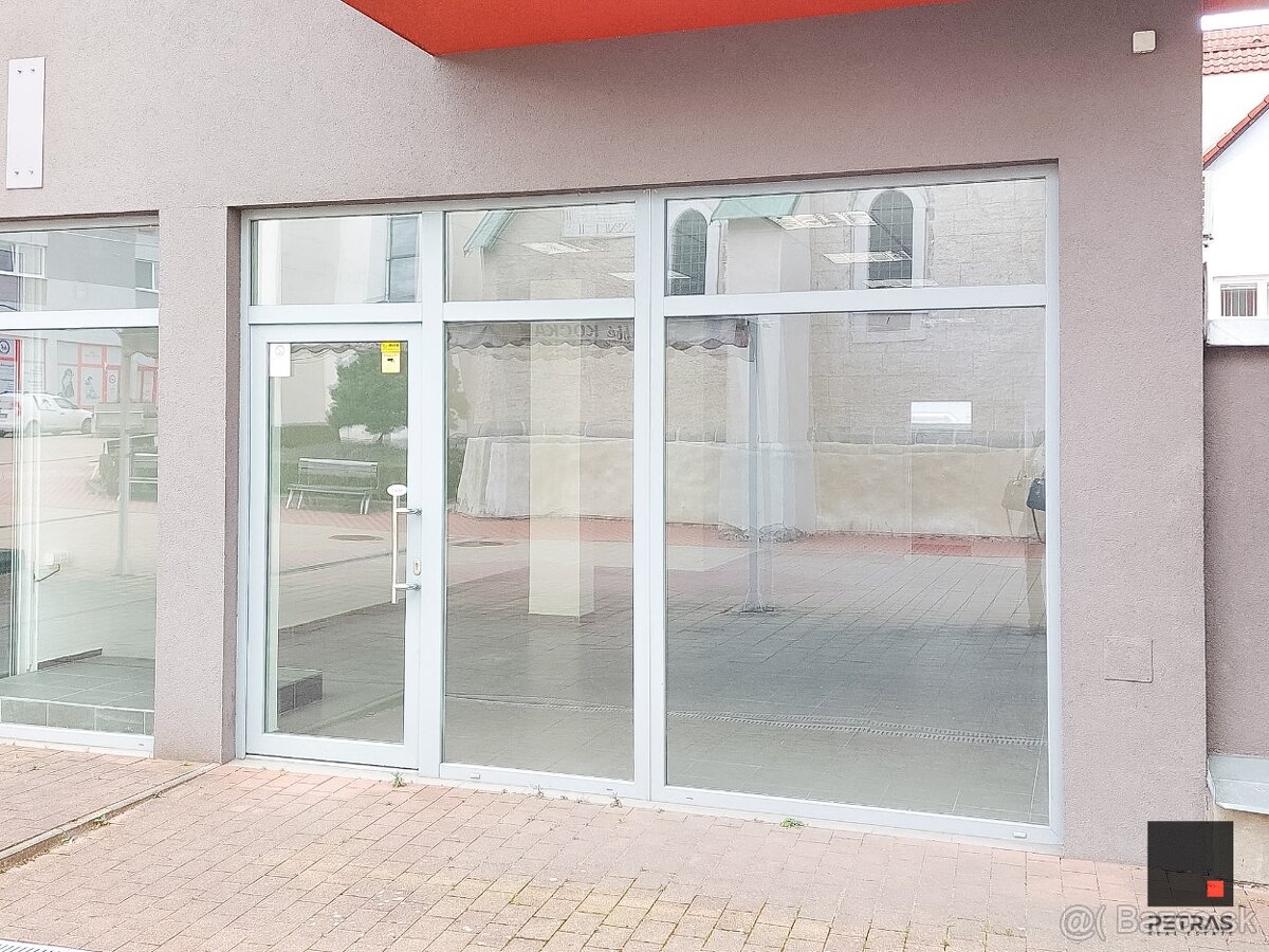 ATRAKTÍVNY PRIESTOR NA OBCHOD, KLIENTSKÉ CENTRUM ALEBO KANCE