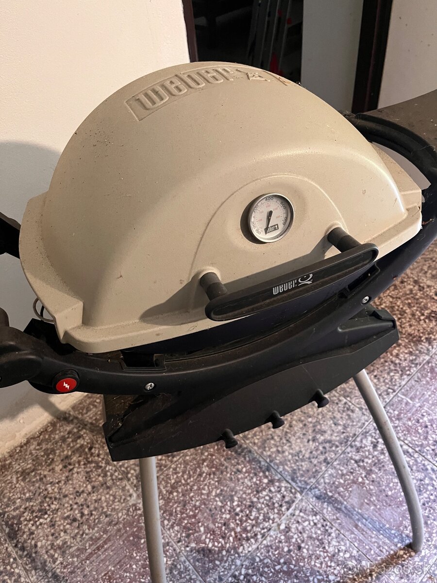 Plynový gril Weber s veľkou plynovou fľašou