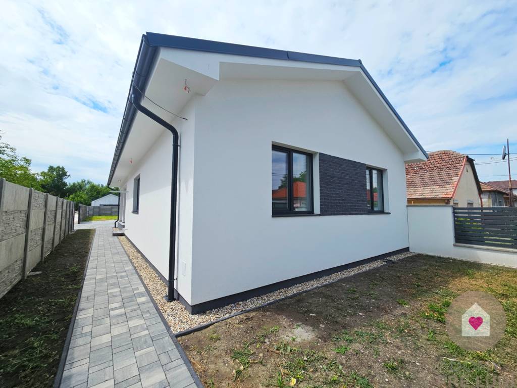 BUNGALOV S 2GARÁŽOU, KRYTOU TERASOU A LETNOU KUCHYŇOU 171m2,