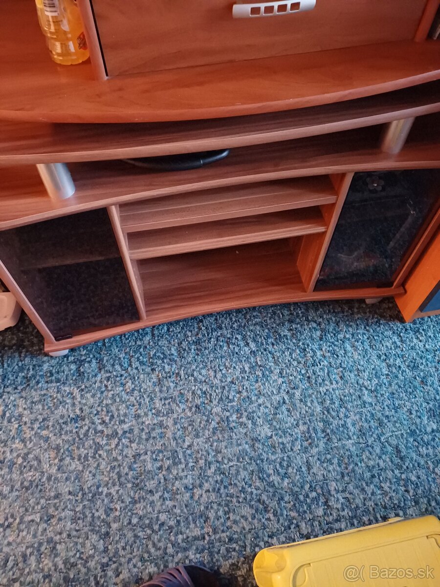 Darujem skrinku pod televízor