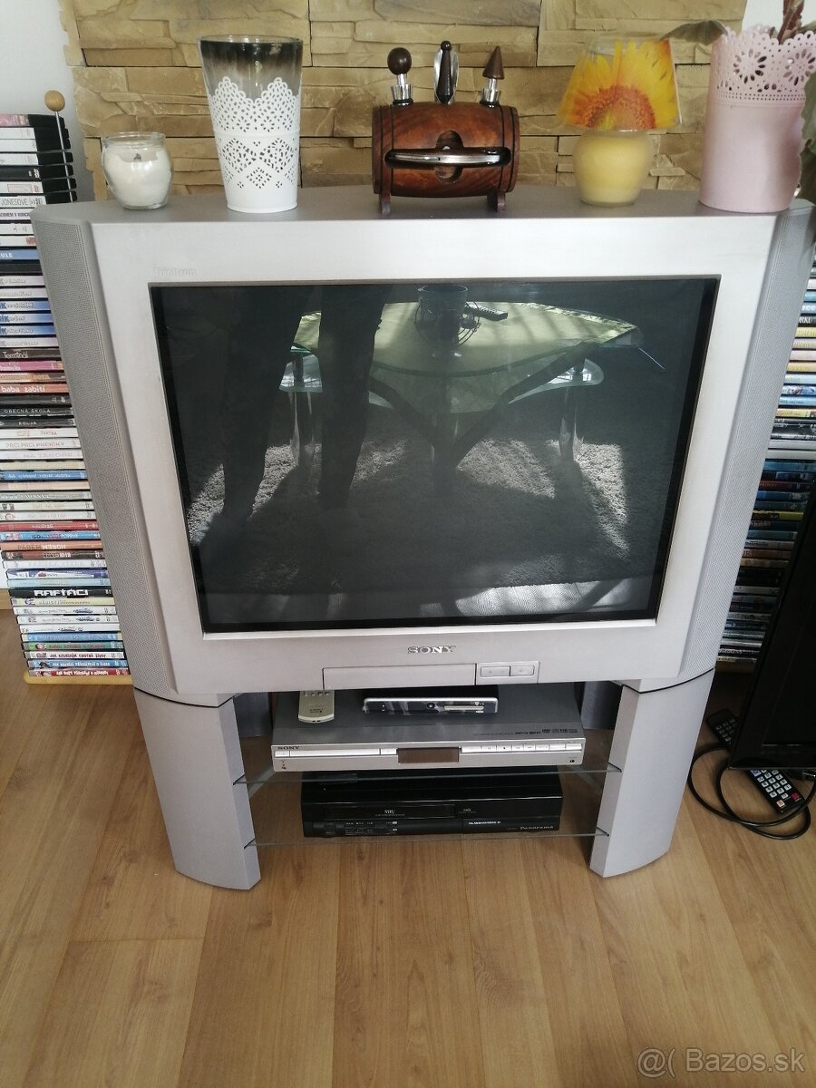TV so stolíkom