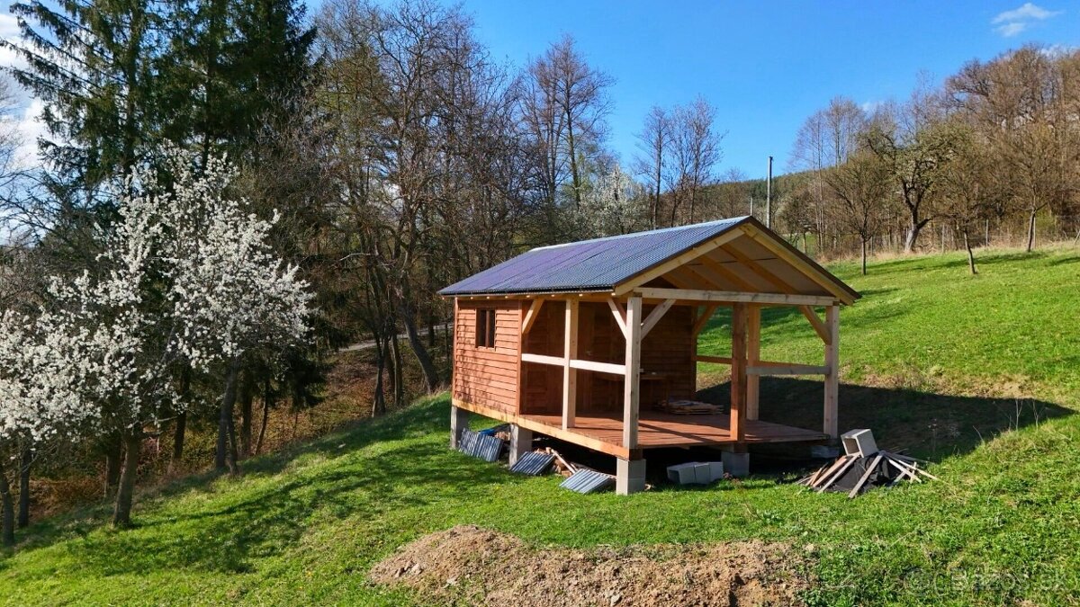 Rekreačný pozemok s dreveným altánkom - Horná Breznica