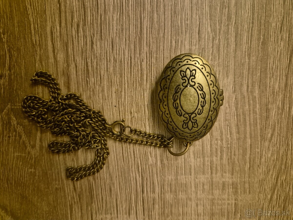 Medailonik s retiazkou