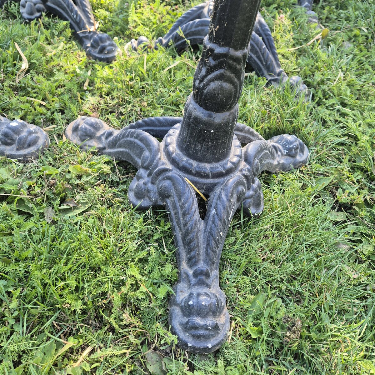 Liatinové stolové nohy