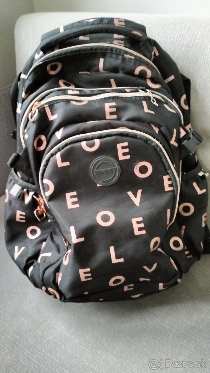 Školskú tašku predám.