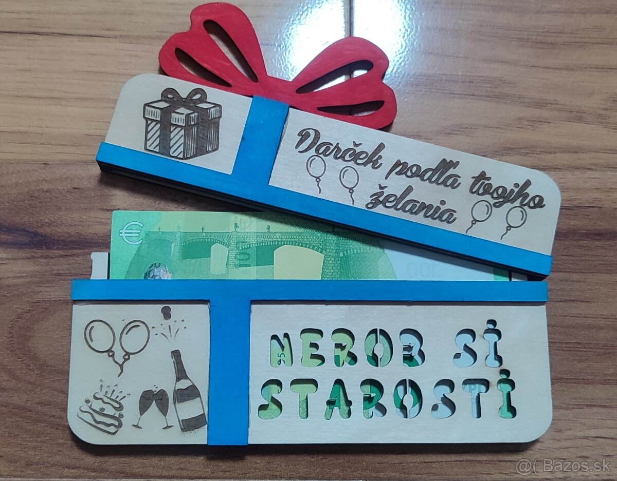 Drevená darčeková karta na peniaze v tvare darčeka