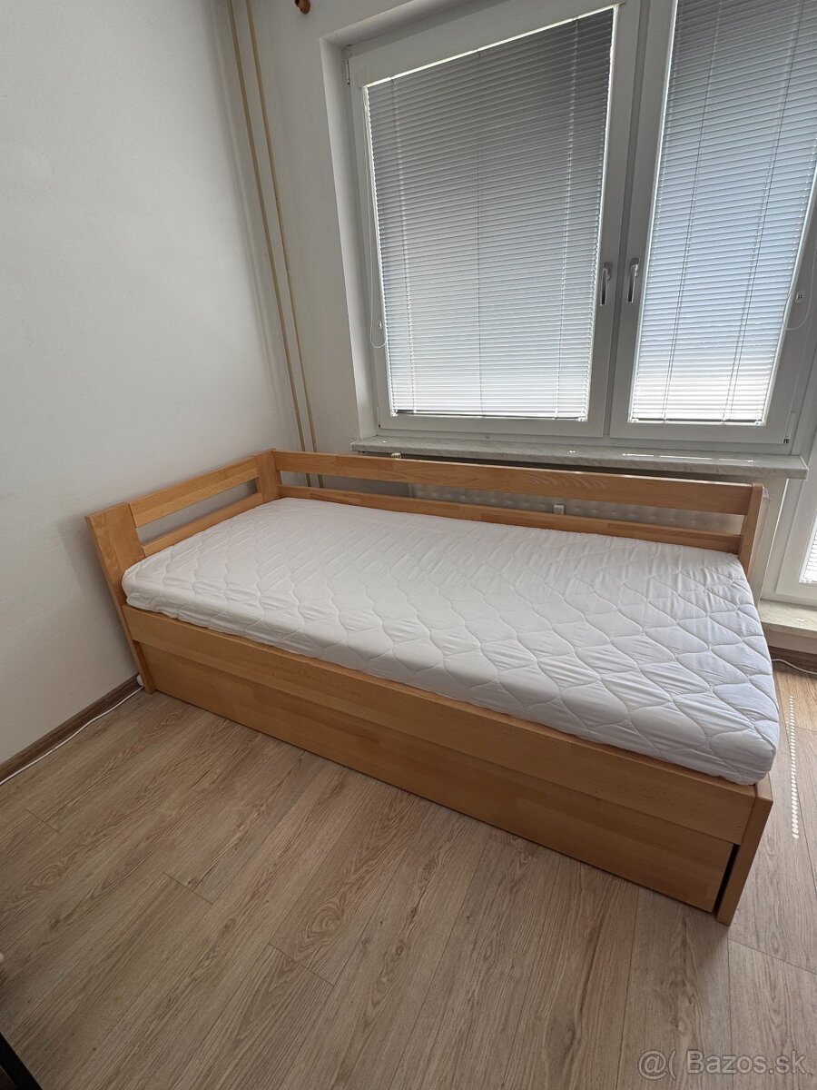 Jednolôžková posteľ z masívu