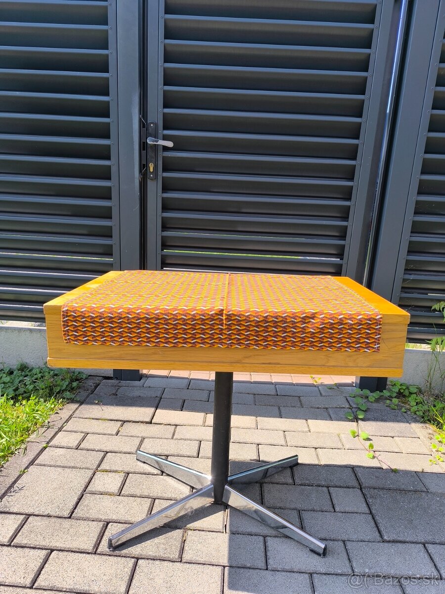 retro stôl pod televízor