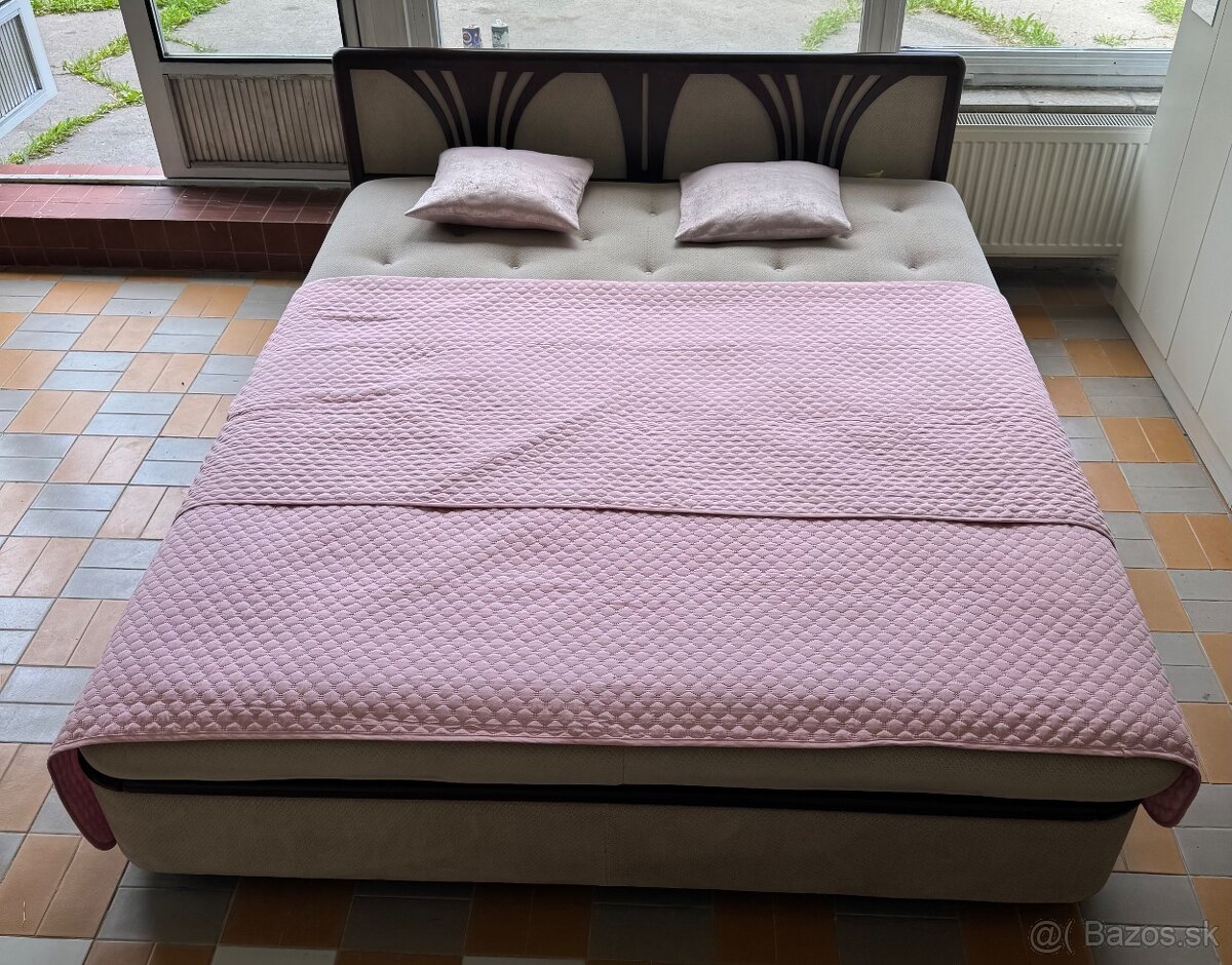Manželská posteľ s úložným priestorom