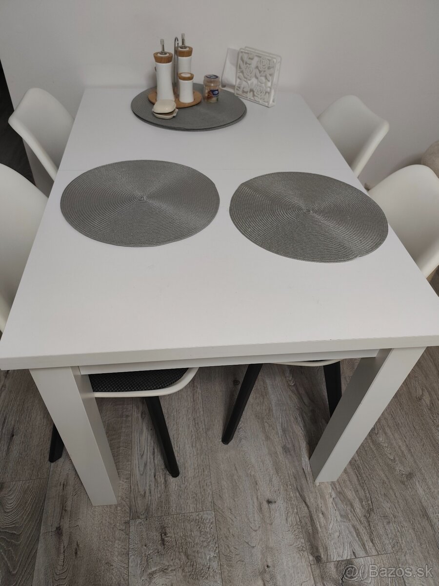 Jedálenský set stôl a stoličky