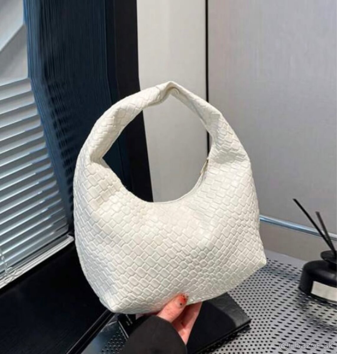 Bielo-béžová kabelka v super stave