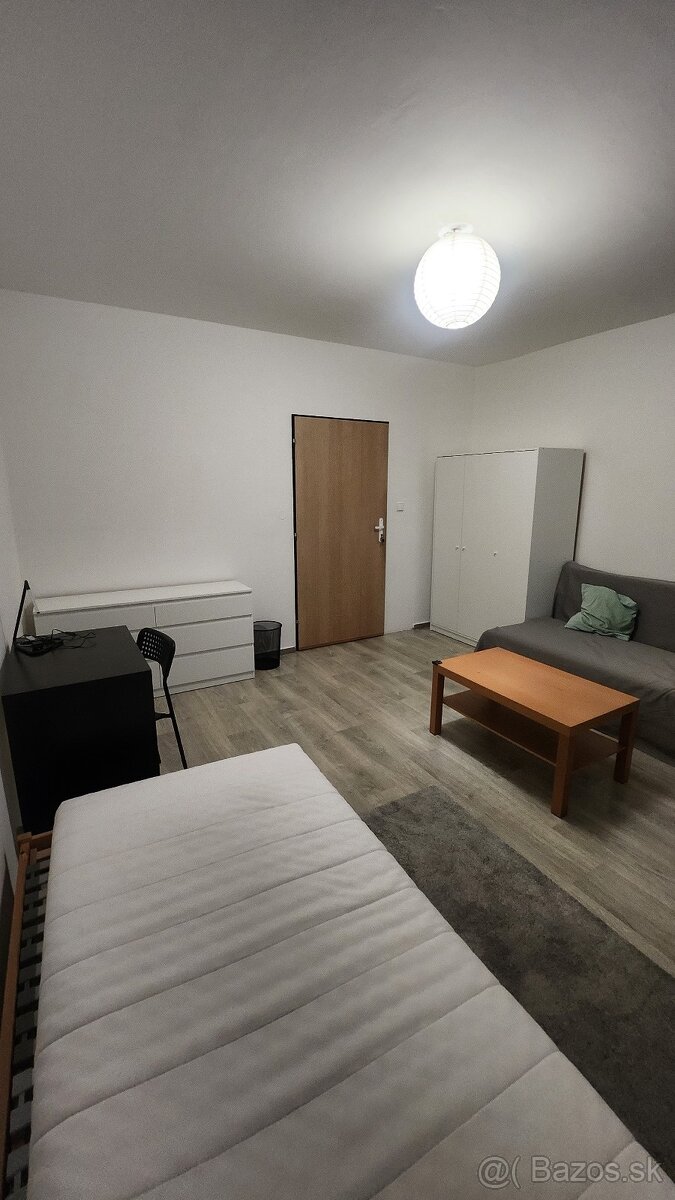 Prenajmem veľkú izbu na začiatku Petržalky