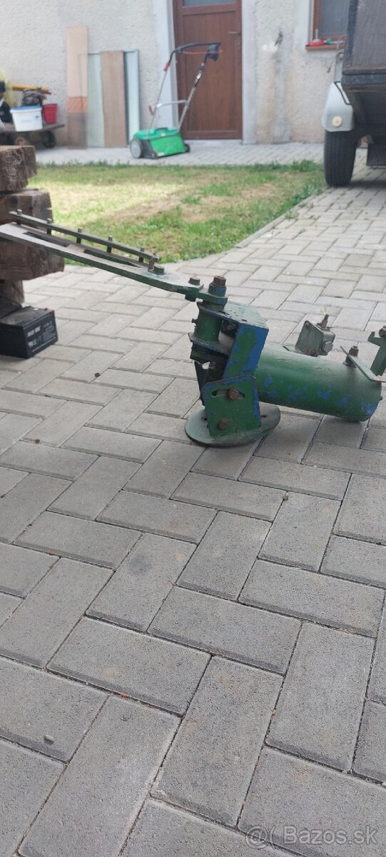 Vrhačka asfaltových terčov