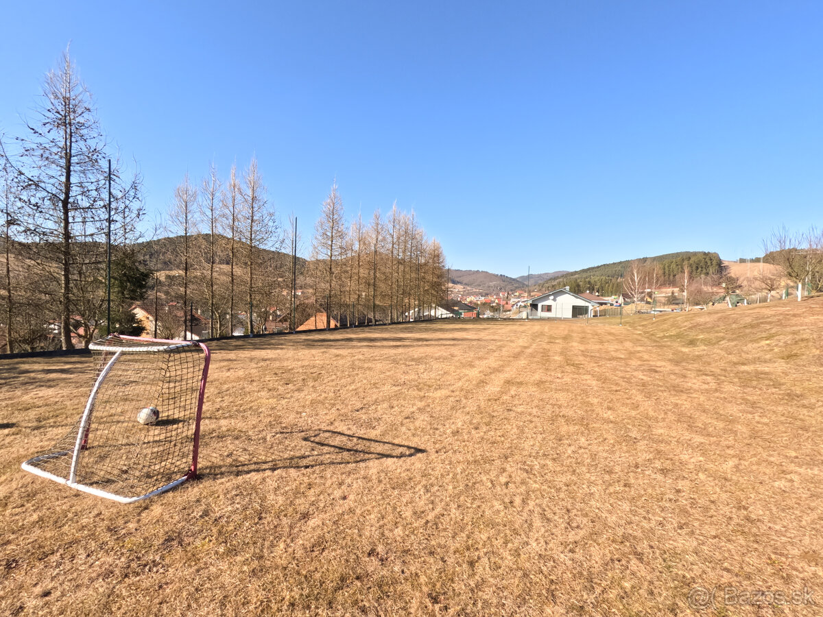 Unikátna ponuka – rodinný dom s futbalovým ihriskom a v