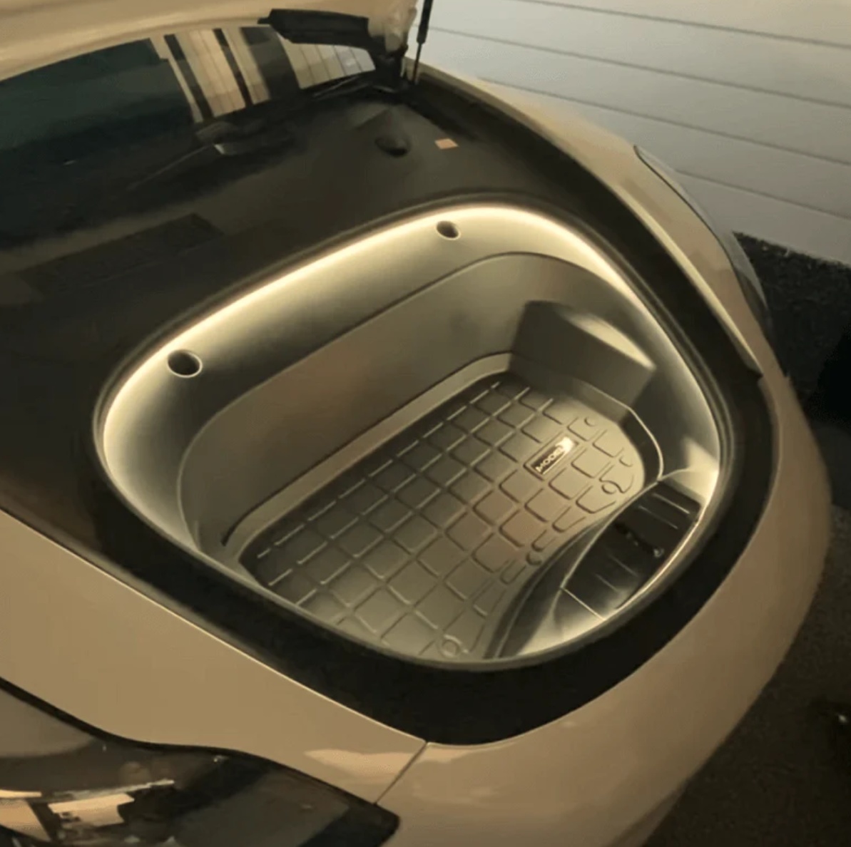 LED pásik do auta Tesla