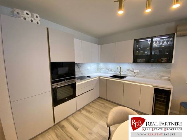 Prenájom luxusný 2 izbový byt, 58 m2, Vysoká ul, parkovanie,