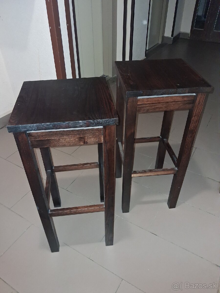 Predám 2 drevené barové stoličky, výška 80 cm, nepoužívané