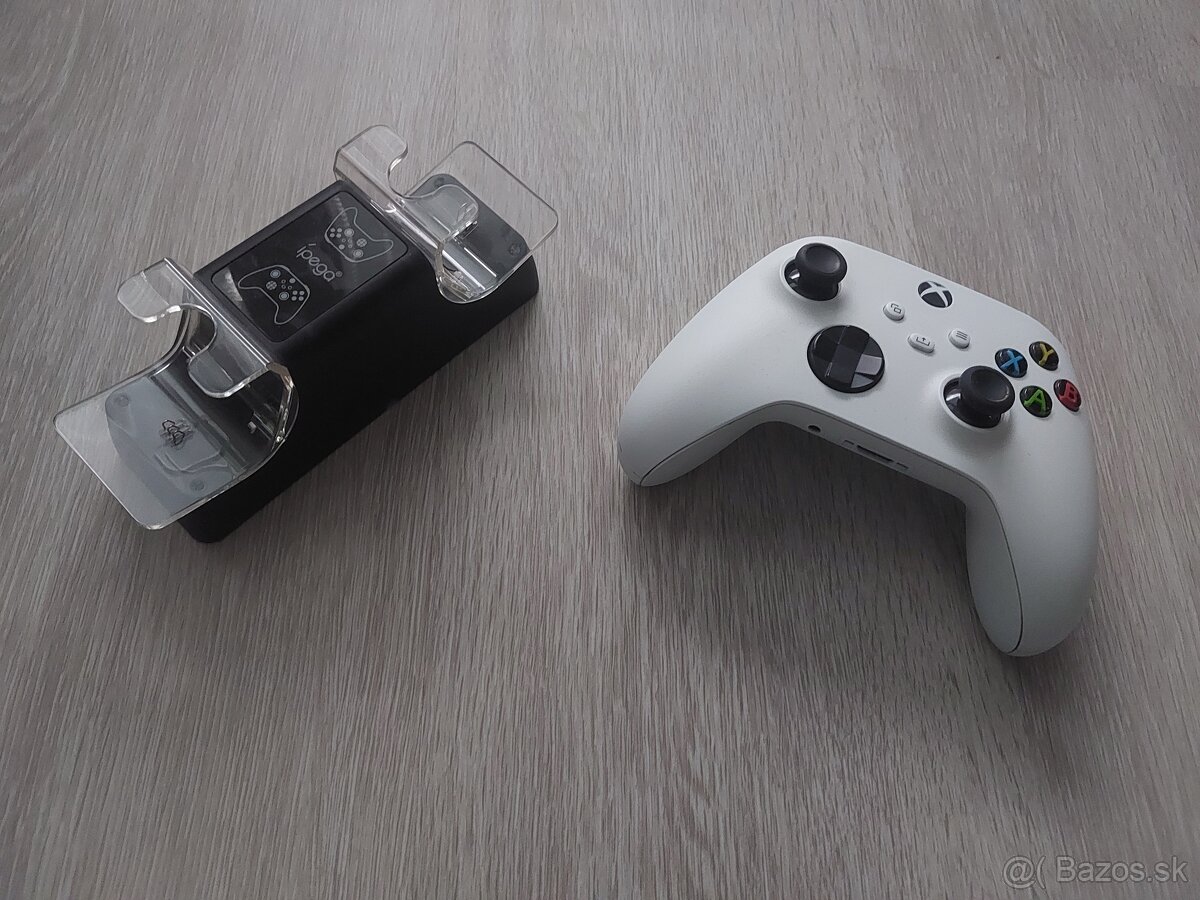 Ovládač na Xbox + dokovacia stanica