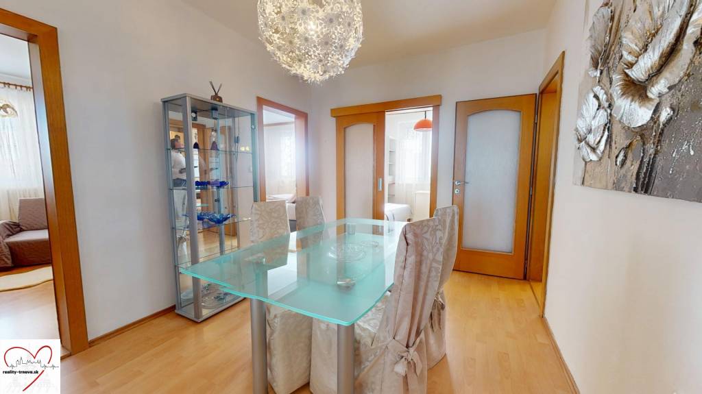 Z vchodu rovno do školy, na predaj praktický 3 izbový byt, A