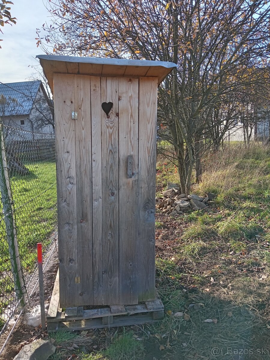 Drevená latrína