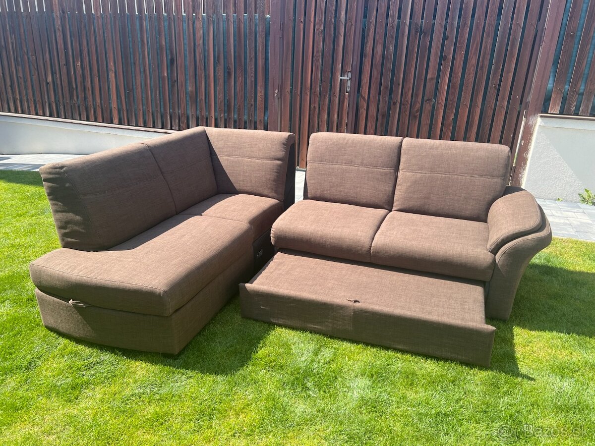 Zachovalý rozkladací gauč s taburetkou