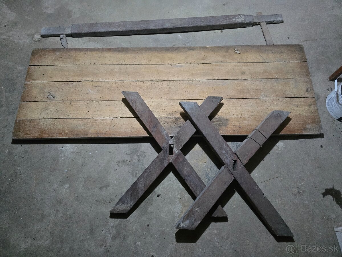 Mäsiarsky stôl z dreva