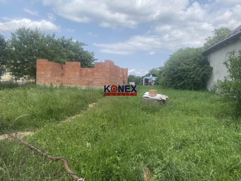 Malý domček, rozostavaná stavba a pozemok – BEŽOVCE