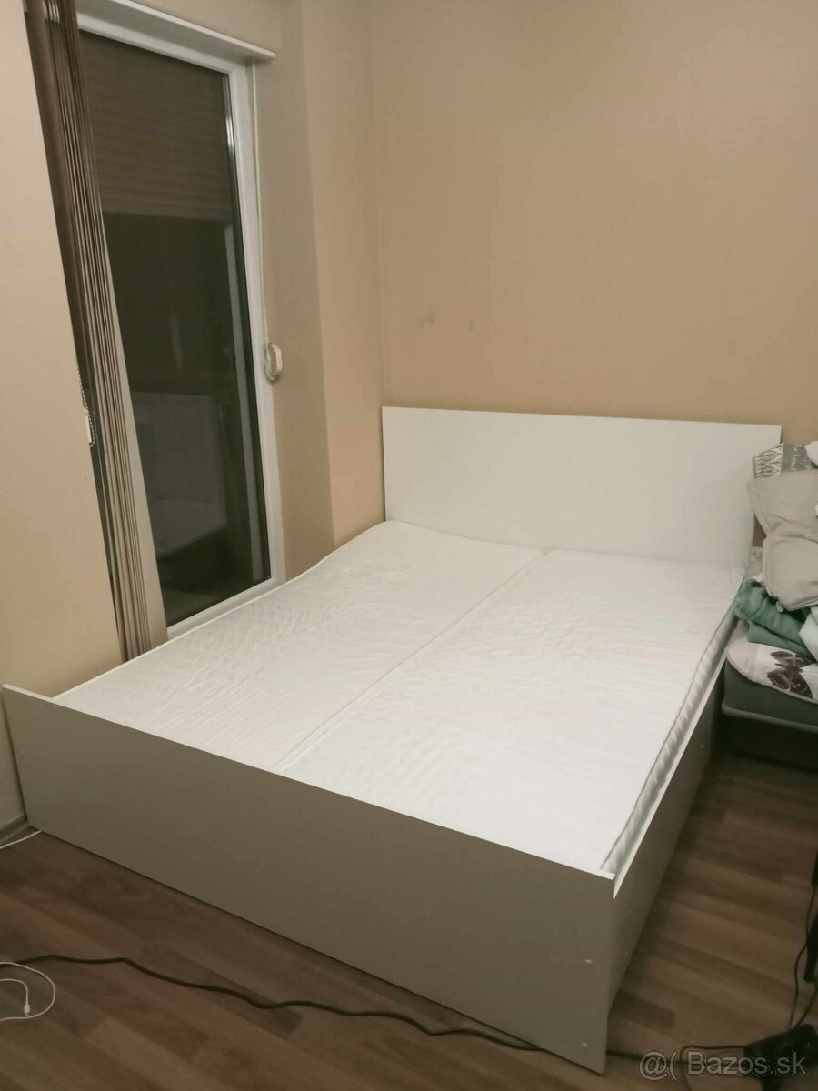 Biela drevená manželská posteľ