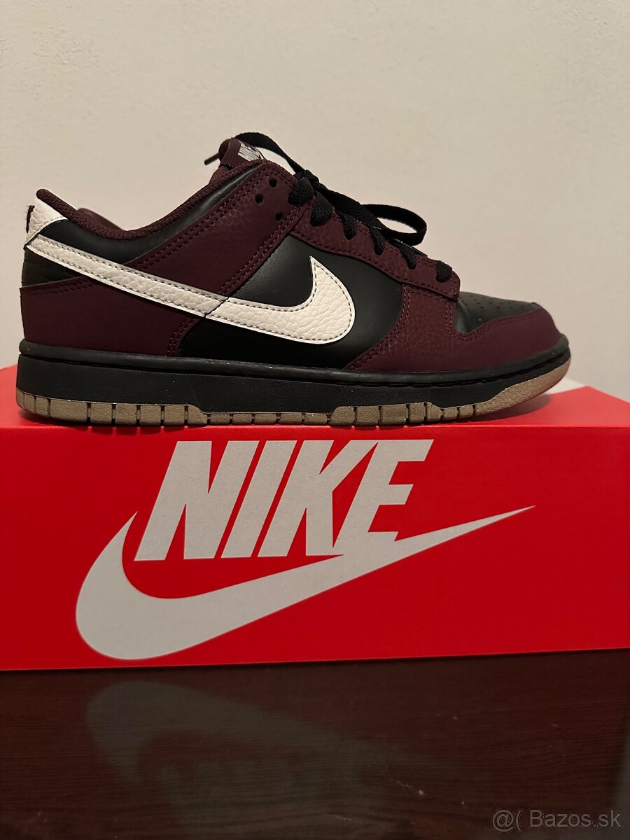 Nike dunk “burgundhy crush”