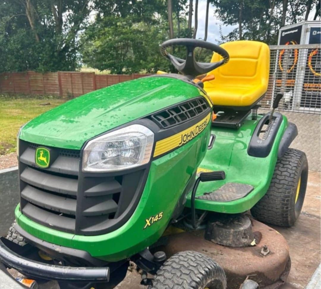 Traktorová kosačka John Deere X 145