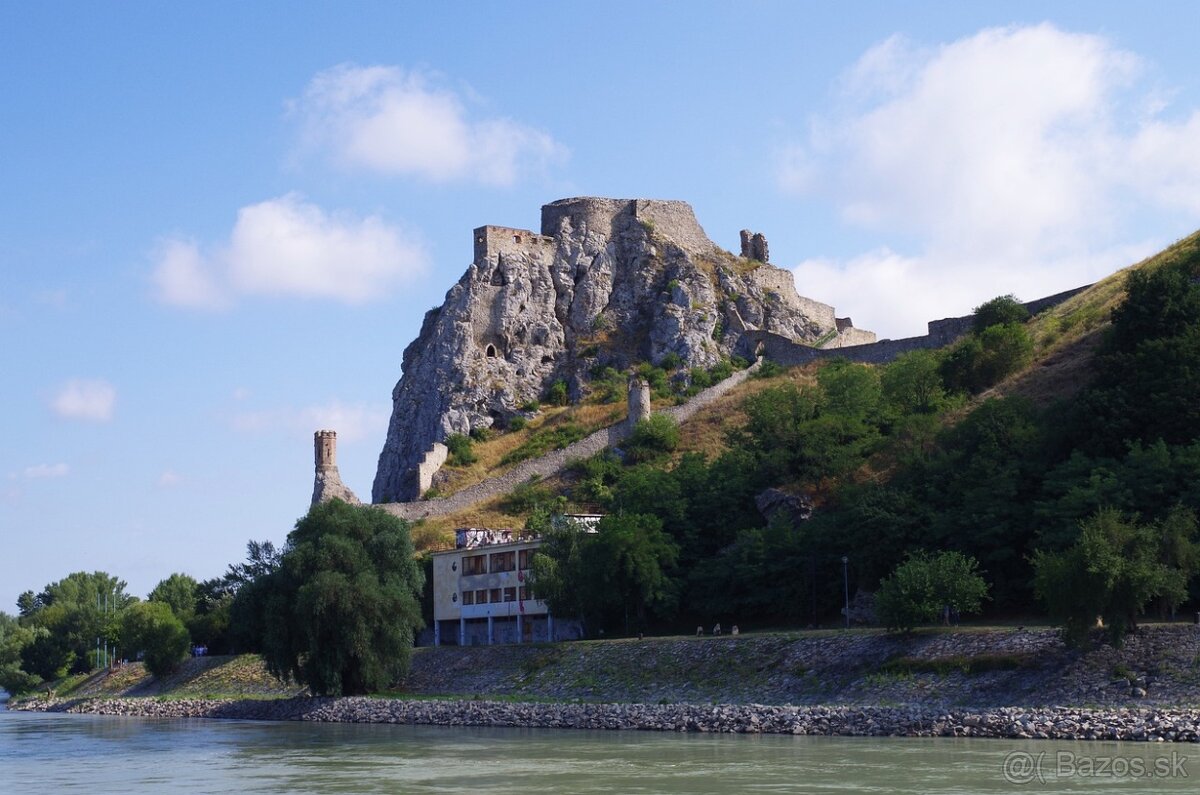 Predáme investičný pozemok s výhľadom na hrad Devín.