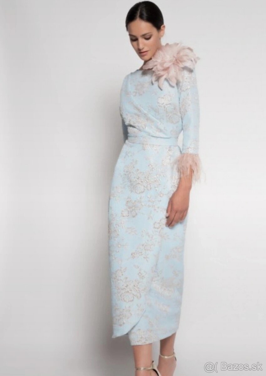 Svetlomodré šaty s ružovými doplnkami Matilde Cano