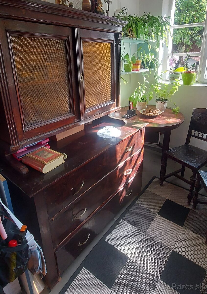 Starožitna drevená komoda a stôl