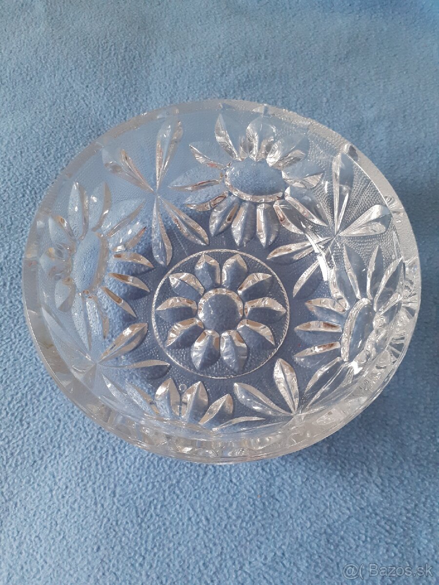 Misa z brúseného skla.