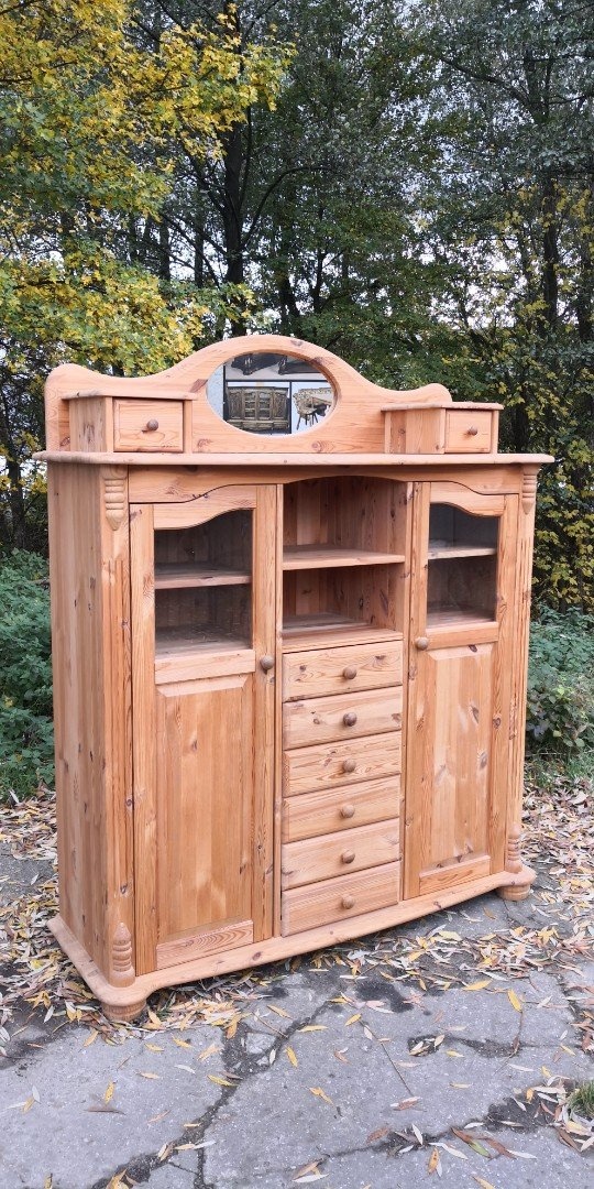 Masivná komoda so zrkadlom