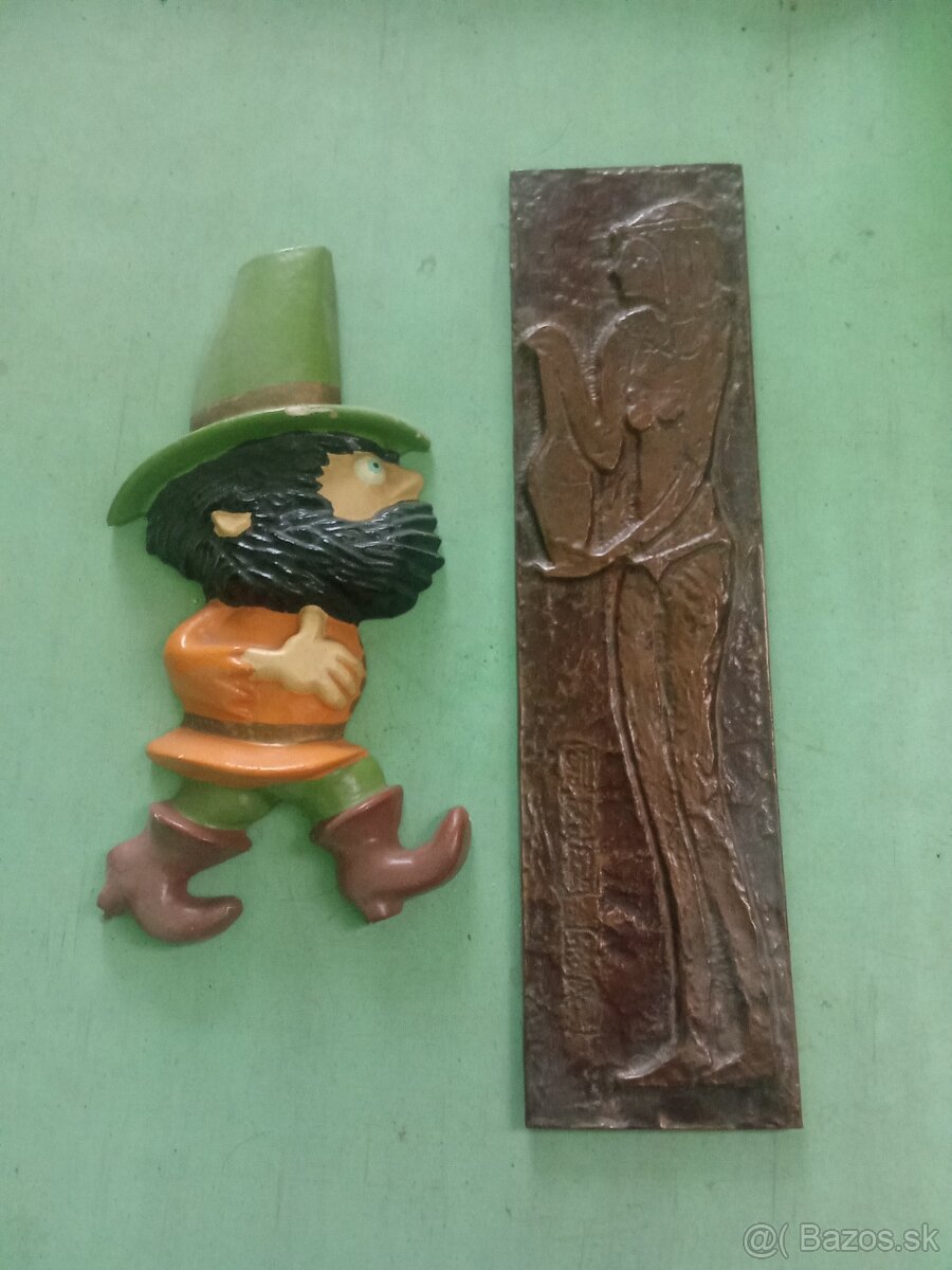 Retro soška a medený obraz.