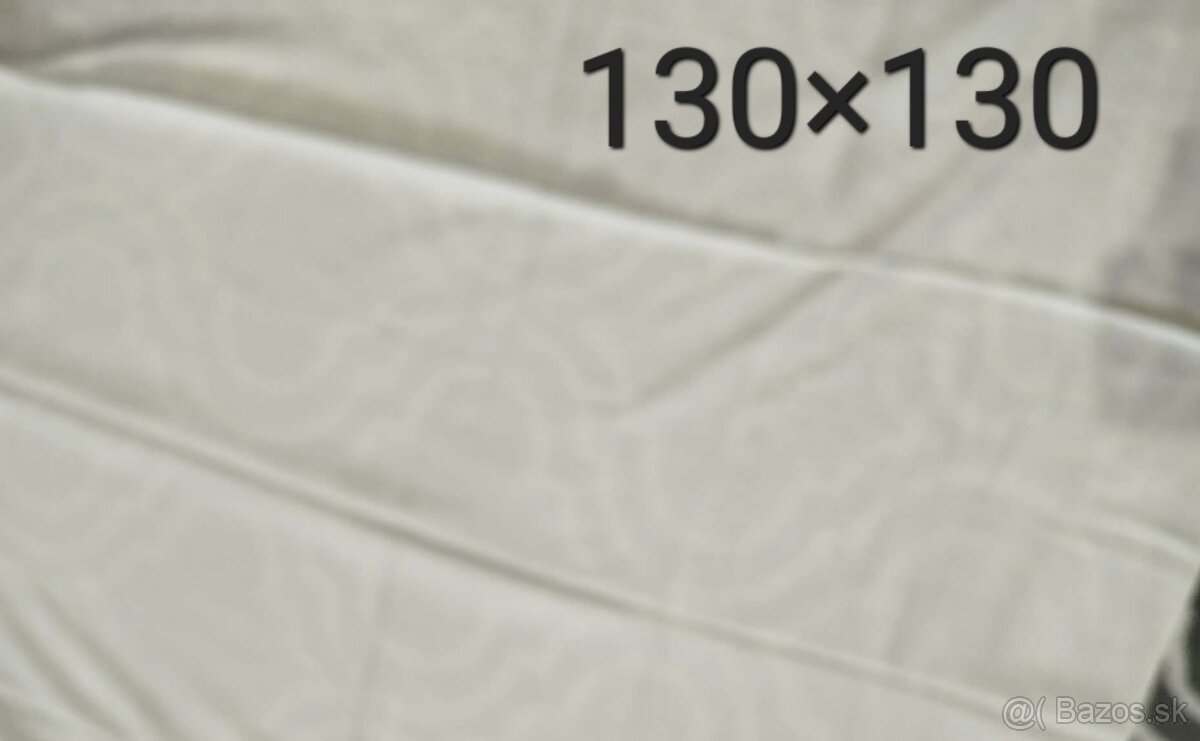 Biely damaškový obrus.