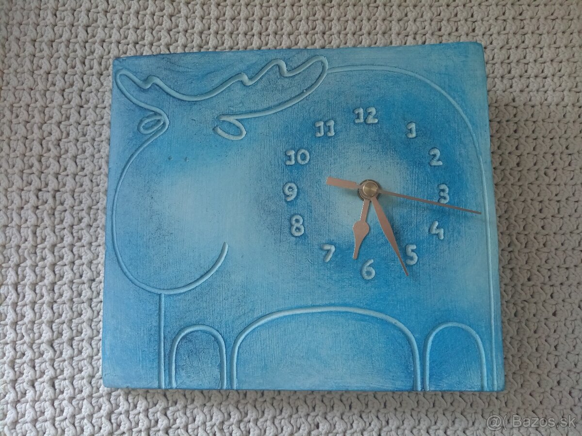 Nástenné hodiny