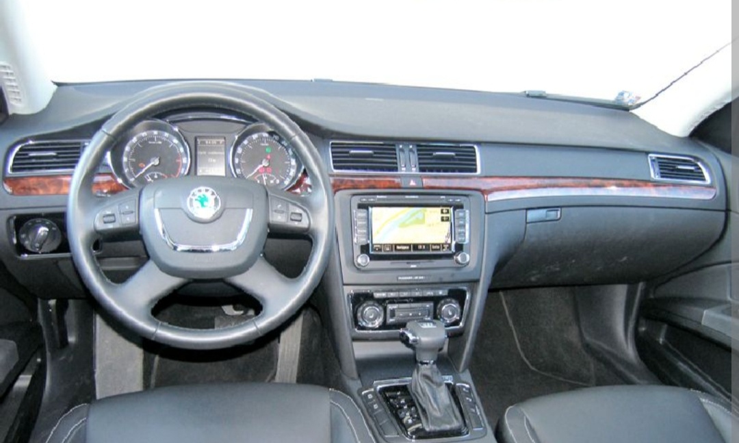 Superb 2 airbagy+pristrojová doska