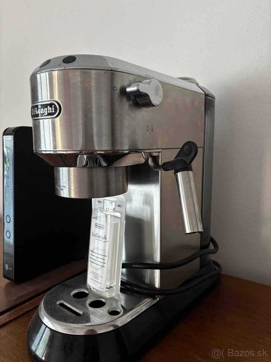 Kávovar na espresso DeLonghi